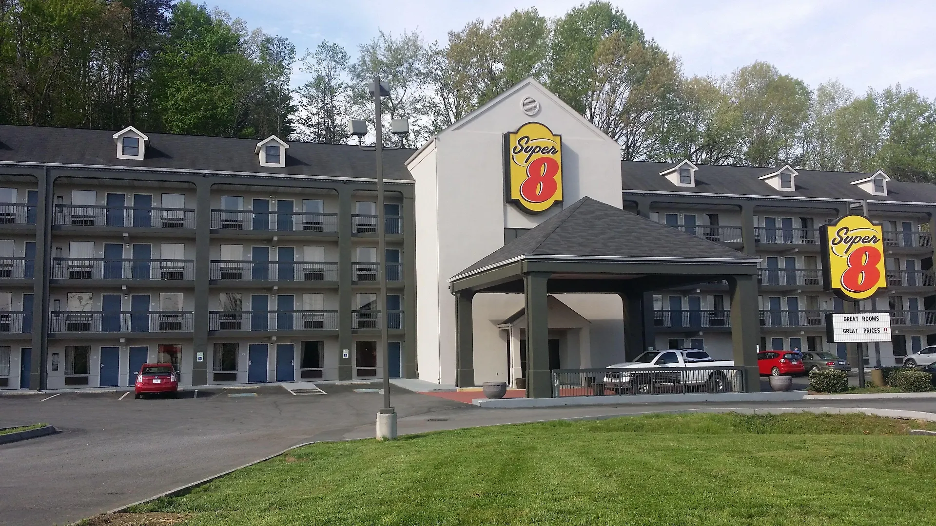 Staying Near Old Mill: 15 Central Hotels Compared