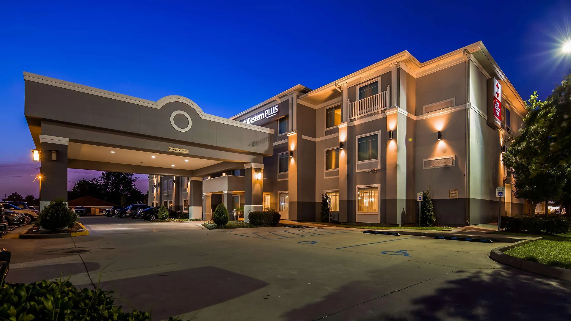 Where to Stay Near Spanish Plaza: 4 Business Hotels Reviewed